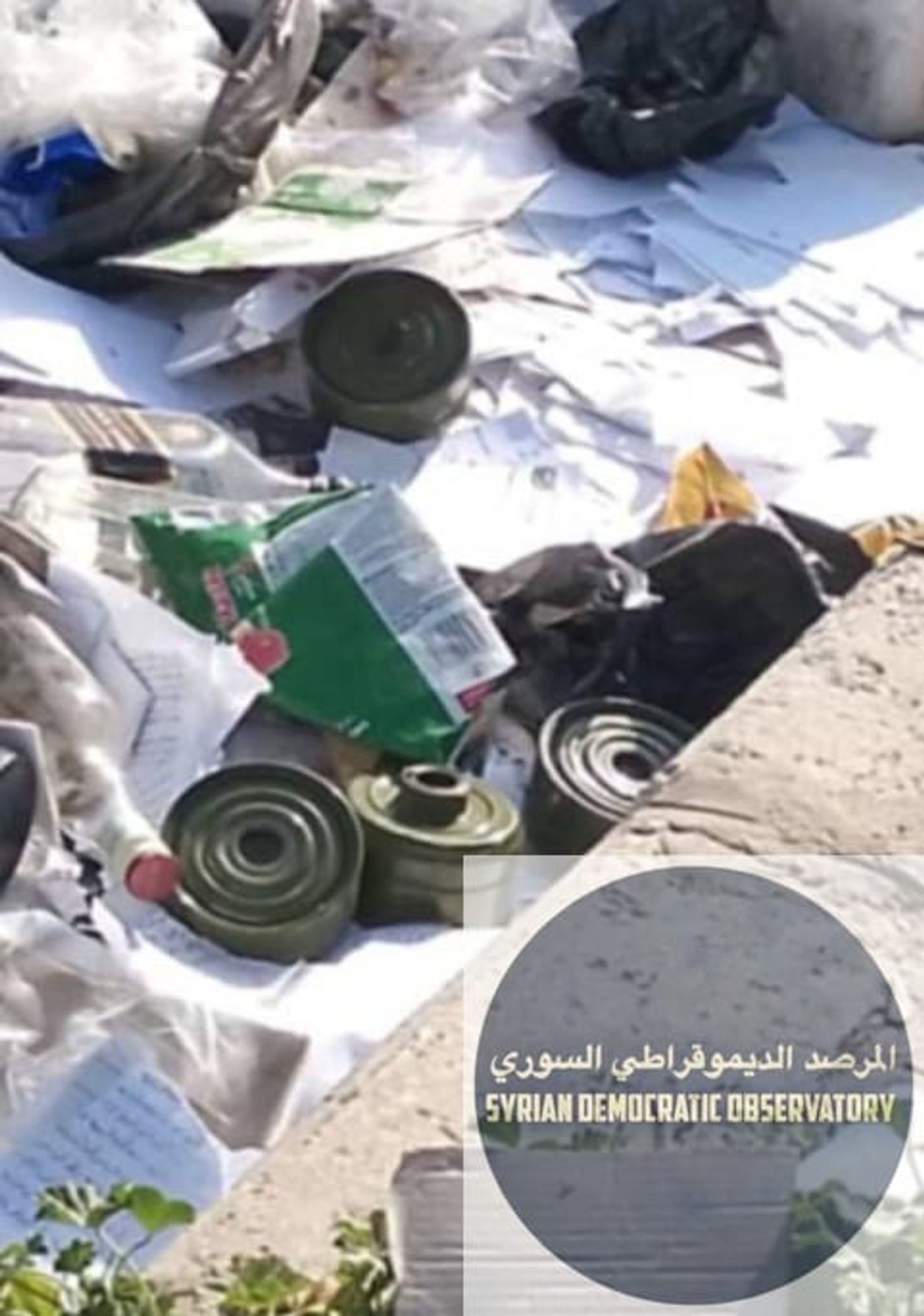 عناصر من تنظيم هيئة تحرير الشام الإرهابية، يقومون بنشر أسلحة وذخائر وجعبات عسكرية في أماكن متفرقة من مدينة طرطوس قبل قدوم لجان تفتيش الأممية، وذلك لاتهام العلويين بأنهم هم من ارتكب المجازر بحق أنفسهم!