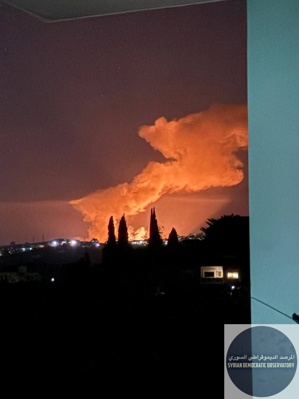 🇮🇱 جبلة: صورة لاستهداف مقر اللواء 107 التابع لتنظيم هيئة تحرير الشام الإرهابي والذي يحوي قوات من الإرهابيين الأجانب، ومصادر اعلامية تتحدث عن الاستهداف من الطيران الحربي الاسرائيلي