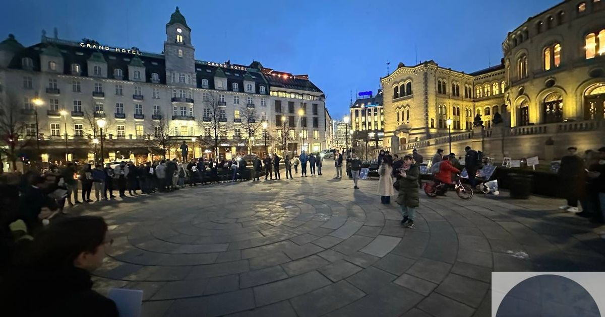 نظمت اليوم وقفة صامتة أمام مبنى البرلمان في مدينة أوسلو في النرويج تنديداً بالمجازر التي ارتكبت بحق و في الساحل السوري.