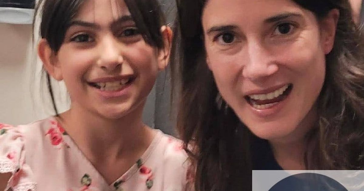 فضائحكم بجلاجل! طفلة صغيرة فقدت أفراد عائلتها تلتقي بعضو كونغرس في واشنطن.