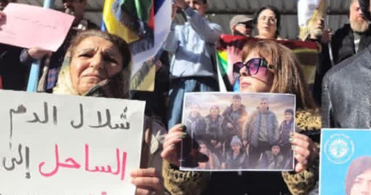 مشاهد لـ وقفة تضامنية قام بها أبناء محافظة وسط ساحة الكرامة تضامناً مع الاكراد في و ضحايا حيي الأشرفية والشيخ مقصود