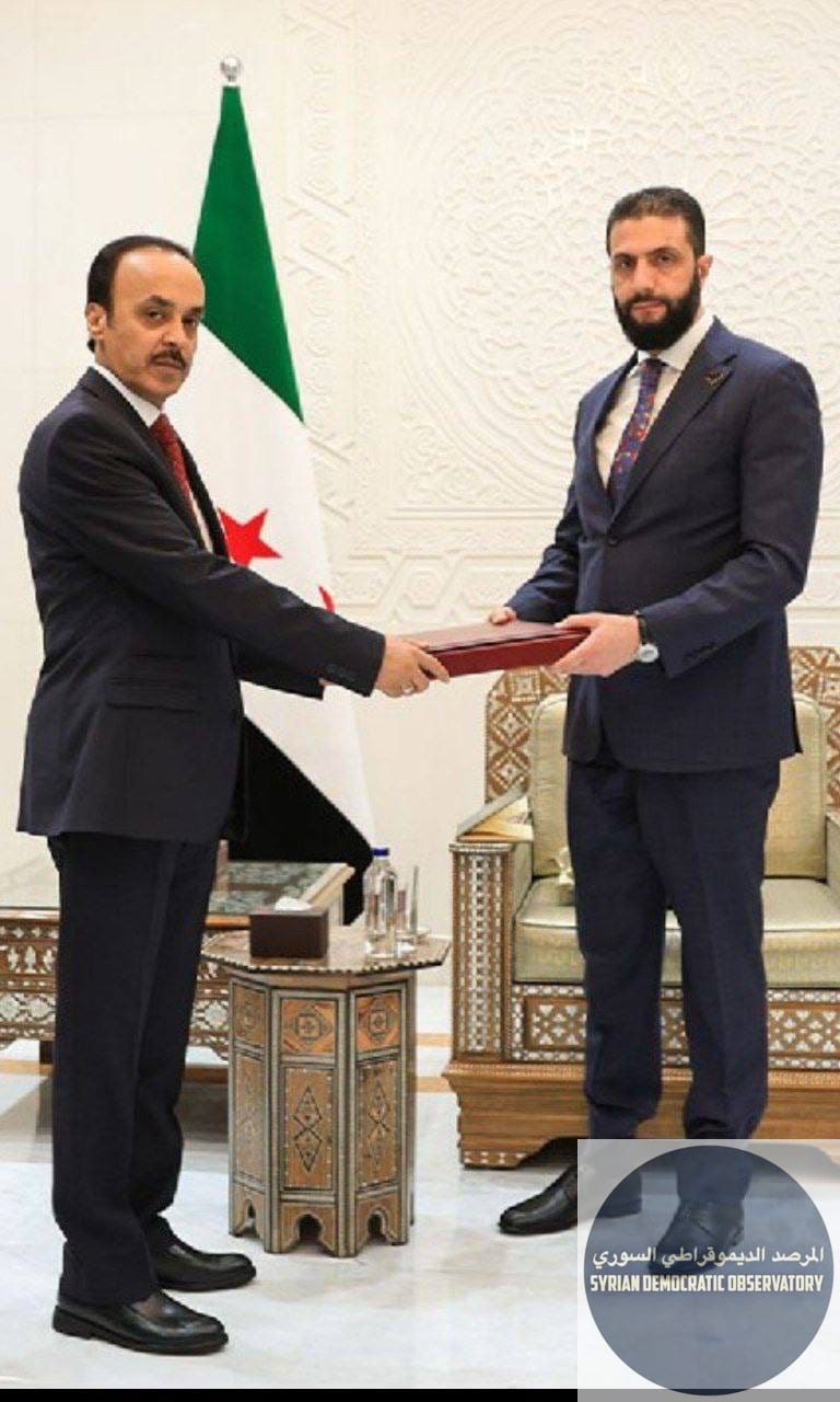 أبو محمد الجولاني و المعروف ب (أحمد الشرع) يتسلم نتائج لجنة "التحقيق" بمجازر الساحل، وكأنه يتم تكريمه على المجازر!!