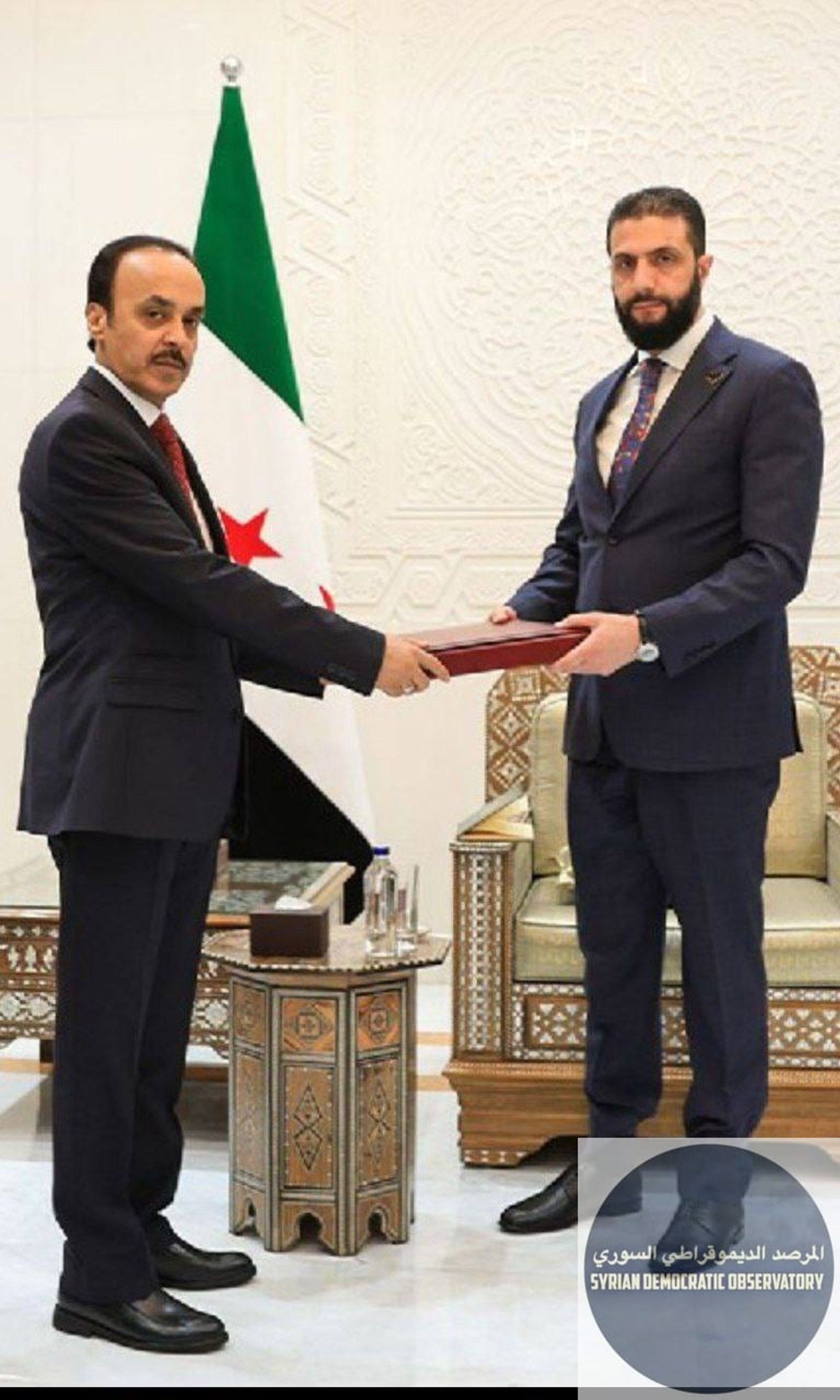 أبو محمد الجولاني و المعروف ب (أحمد الشرع) يتسلم نتائج لجنة "التحقيق" بمجازر الساحل، وكأنه يتم تكريمه على المجازر!!