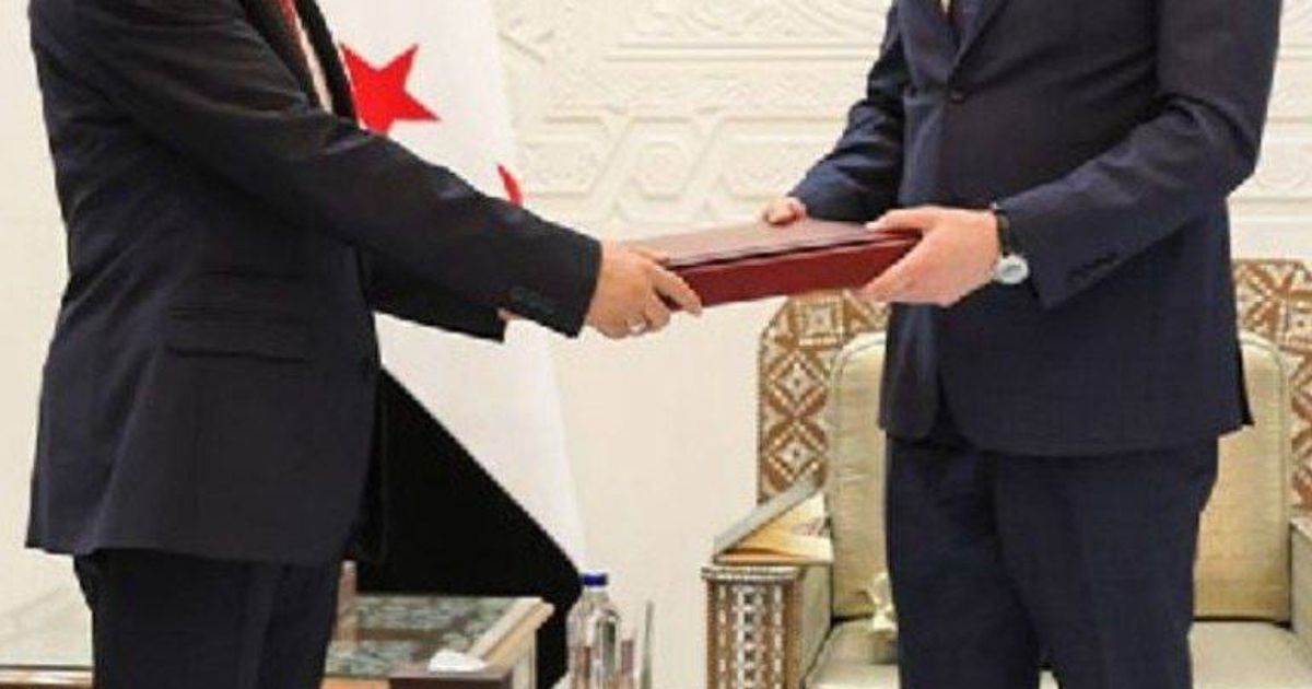 أبو محمد الجولاني و المعروف ب (أحمد الشرع) يتسلم نتائج لجنة "التحقيق" بمجازر الساحل، وكأنه يتم تكريمه على المجازر!!