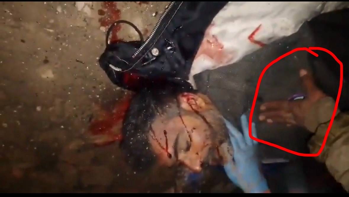 يبدو أن للشاب عزوز والذي تعرض للتعذيب يوم أمس قصة أكبر، فهم كانوا يقولون له"انت تنشر عالفيس" ،"على شو تهدد الشباب"،"تهدد مننا حدا على الفيسبوك" .