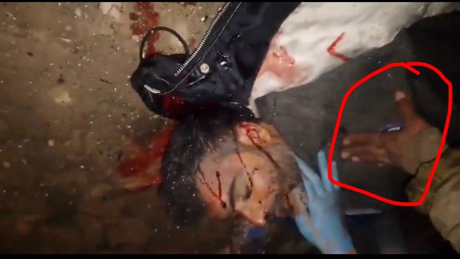 يبدو أن للشاب عزوز والذي تعرض للتعذيب يوم أمس قصة أكبر، فهم كانوا يقولون له"انت تنشر عالفيس" ،"على شو تهدد الشباب"،"تهدد مننا حدا على الفيسبوك" .