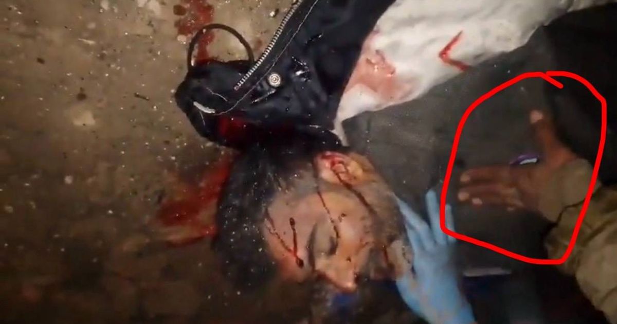 يبدو أن للشاب عزوز والذي تعرض للتعذيب يوم أمس قصة أكبر، فهم كانوا يقولون له"انت تنشر عالفيس" ،"على شو تهدد الشباب"،"تهدد مننا حدا على الفيسبوك" .