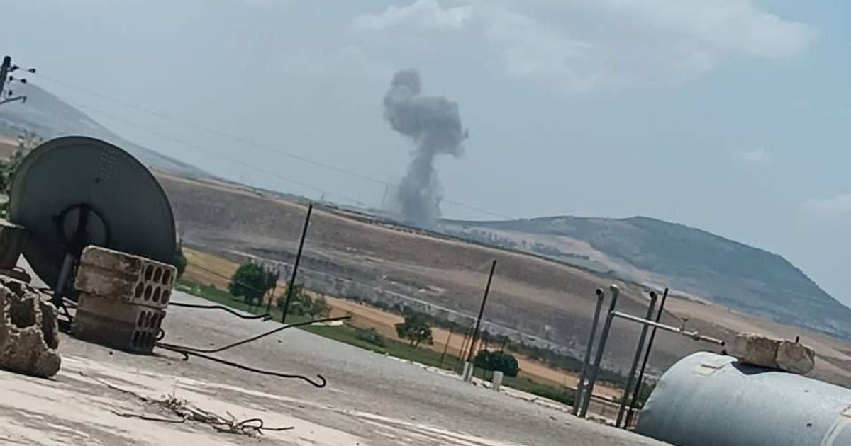 🇮🇱🇸🇾ثلاث غارات إسرائيلية متتالية تستهدف معسكرات تنظيم هيئة تحرير الشام الإرهابي في اللواء 47 في ريف حماة، وأنباء عن تواجد عدد من الفصائل الأجنبية بالإضافة إلى السورية في اللواء المستهدف.