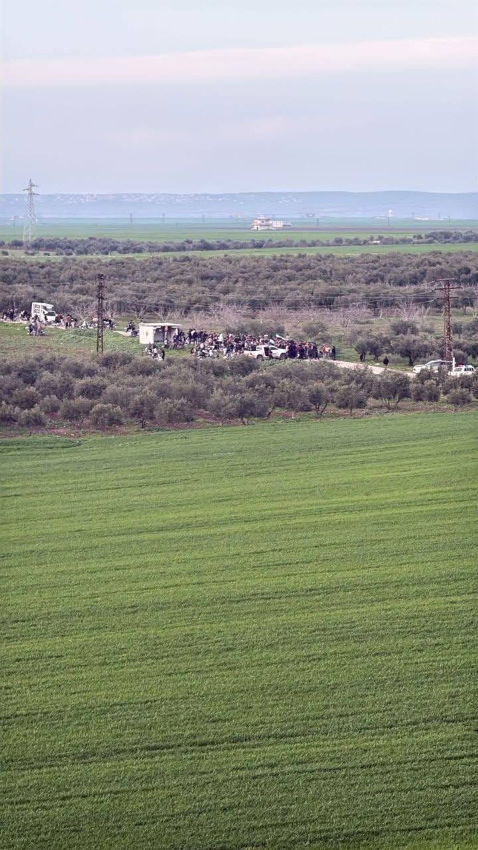 سقيلبية | ريف حماة : تحشيدات جديدة لرجال من بلدة "قلعة المضيق" متجهين للهجوم على مدينة سقيلبية المسيحية.