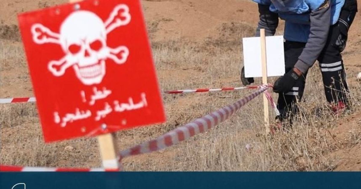 منشوريين متتاليين على قناة "الإخبارية السورية"، يظهر النفس الطائفي لمحرري القناة والتي يفترض أنها قناة رسمية وجامعة لكل السوريين، يطلقون على شهداء حمص ب "قتلى" لأنهم من أبناء الطائفة العلوية، و على طف