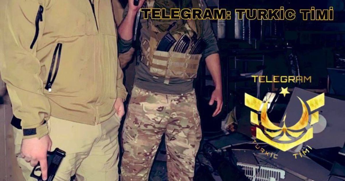 نظام التريندات يعتقل "رامي الدهش" الذي خرج بمقطع فيديو يفتخر به بقص ضفيرة شابة كوردية، (طبعا ً الزمن بيننا، وسنشاهد كيف سيفرجون عنه لاحقاً، كما أفرجوا عن مرتكبي المجازر بحق العلويين)