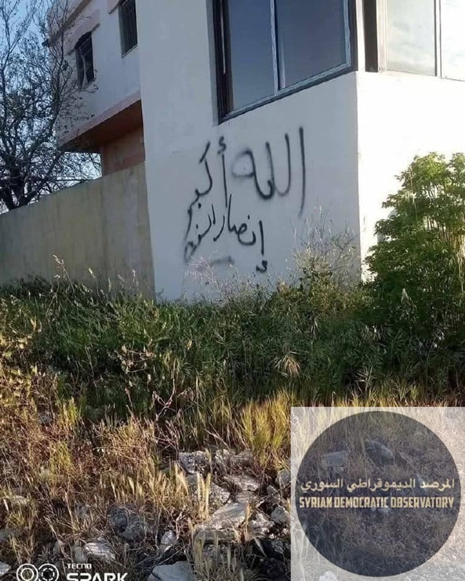 قرية الخريبة في ريف مدينة : كتب عبارات تهديد طائفية على جدران في قرية الخريبة الواقعة قرب قرية المرقب. العبارات "صبراً علوية" ، "الله أكبر ، انصار السنة".