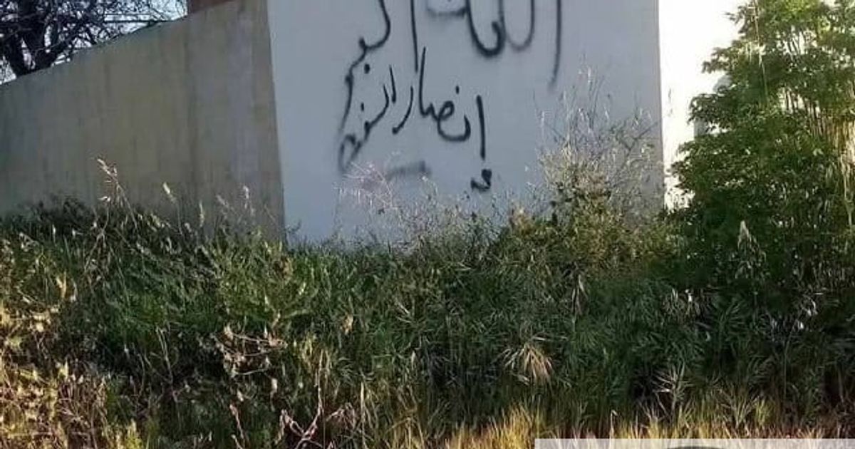 قرية الخريبة في ريف مدينة : كتب عبارات تهديد طائفية على جدران في قرية الخريبة الواقعة قرب قرية المرقب. العبارات "صبراً علوية" ، "الله أكبر ، انصار السنة".