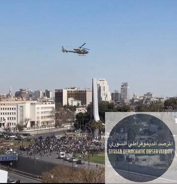 في أول احتفال لمايسمى ب "ثورة" سورية بعد سقوط نظام الأسد تجمع أقل من 1000 شخص في أكبر ساحات دمشق.