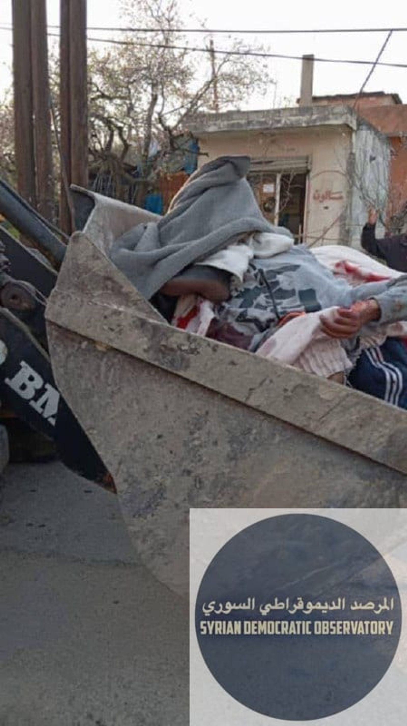 هكذا يقوم نظام الجهادي بجمع جثامين المدنيين الأبرياء، بالجرافات.