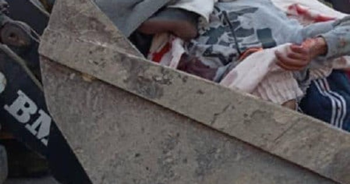 هكذا يقوم نظام الجهادي بجمع جثامين المدنيين الأبرياء، بالجرافات.