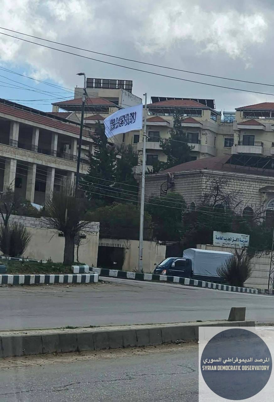 بعد صيدنايا، رفع راية تنظيم جبهة النصرة الإرهابي السابقة في ساحة الرئيسية في بلدة ذات الغالبية المسيحية في ريف دمشق.