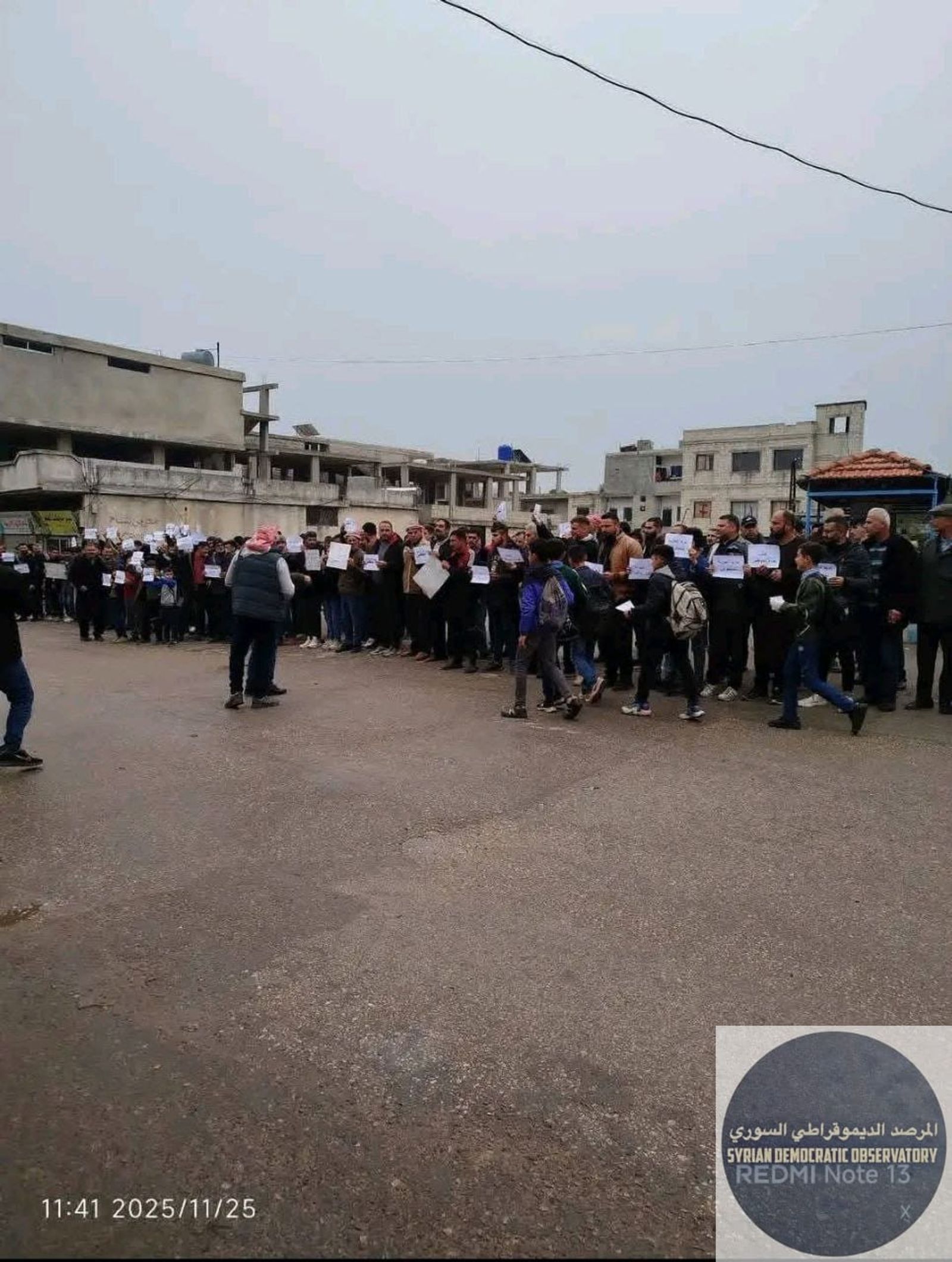 بدء توافد المتظاهرين في عين الكروم بسهل الغاب احتجاجاً على الأرهاب والقتل الطائفي