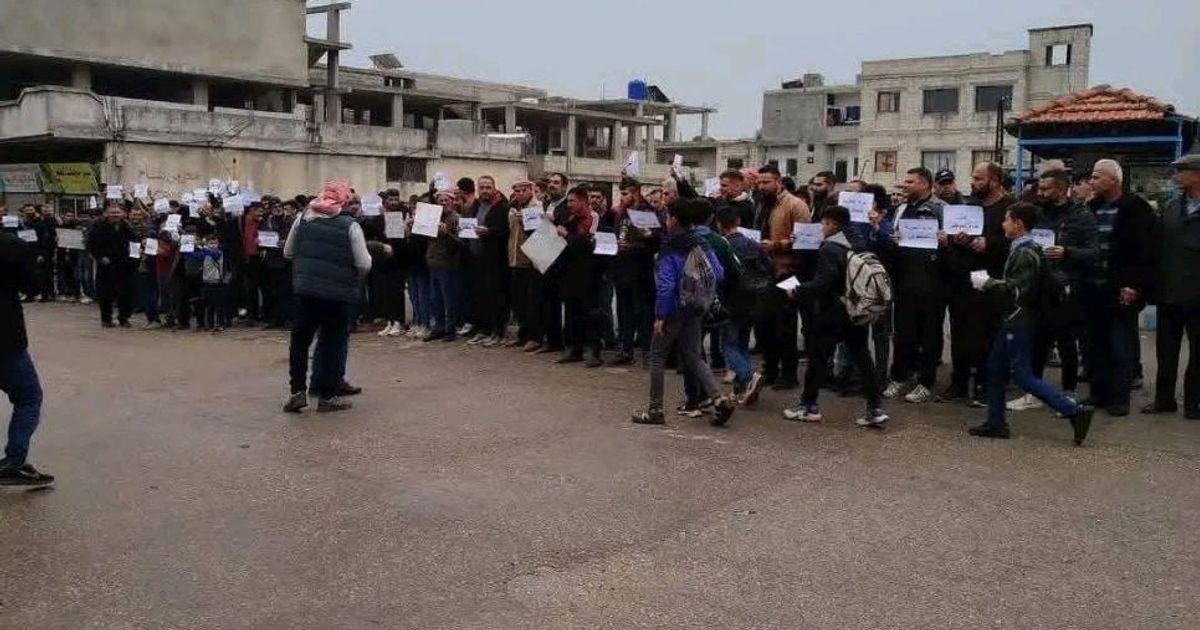بدء توافد المتظاهرين في عين الكروم بسهل الغاب احتجاجاً على الأرهاب والقتل الطائفي