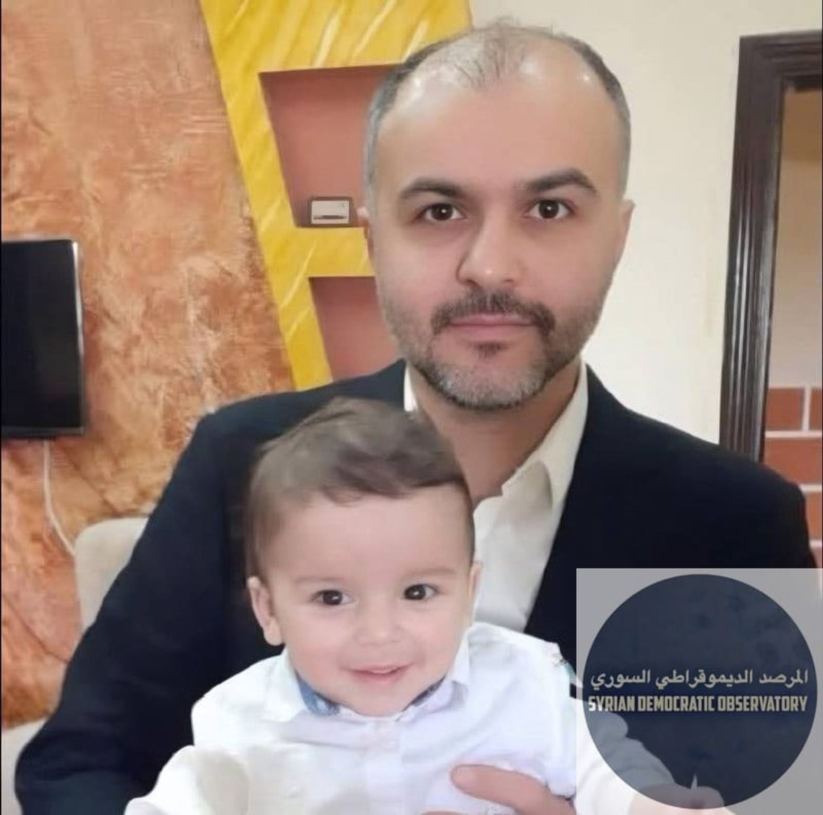 صورة الشهيد القاضي غيث سليمان محمد الذي تعرض للاغتيال بريف محافظة طرطوس ظهر اليوم 31 تموز/يوليو، أثناء وجوده في سيارته