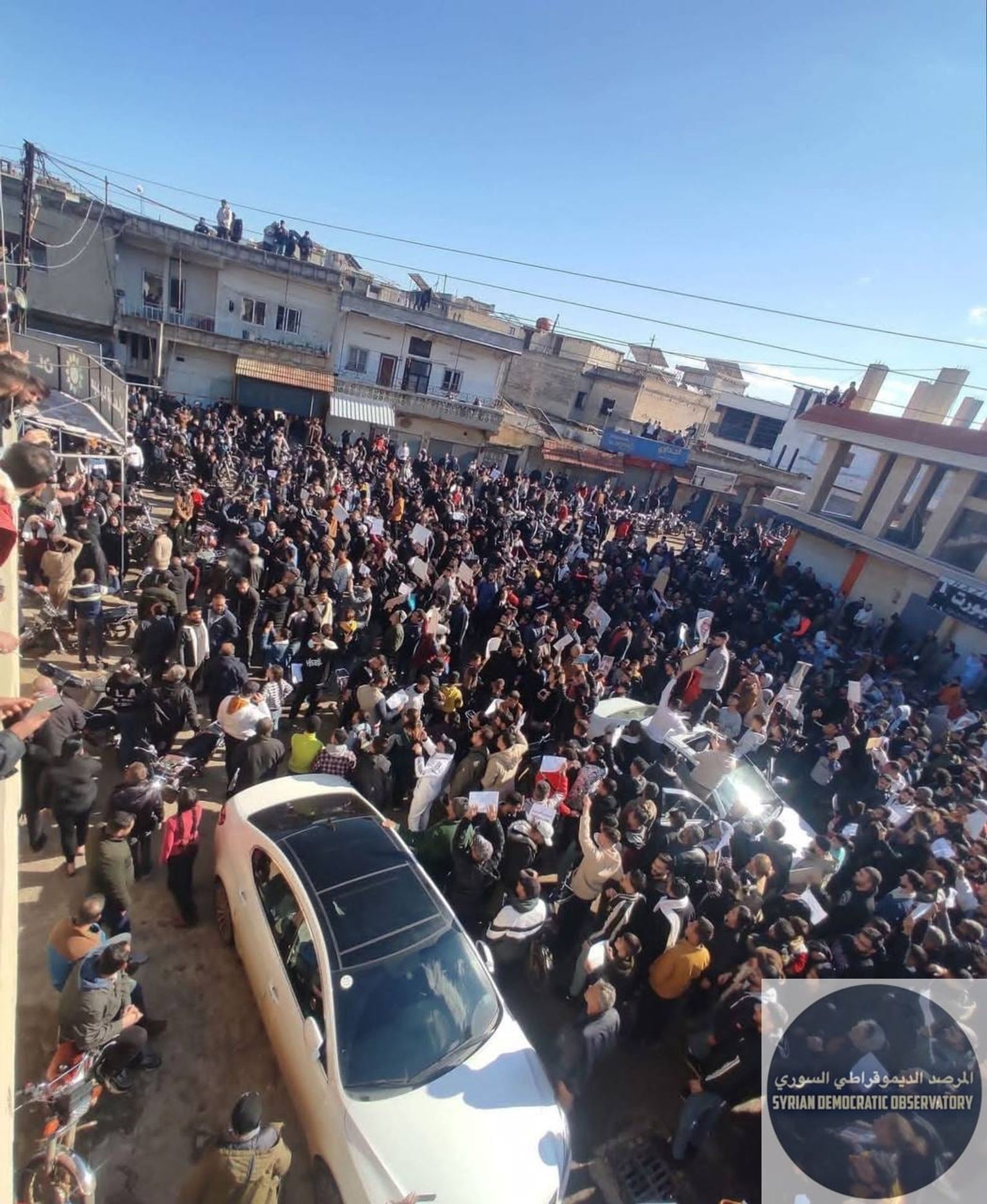 سلحب: مظاهرة حاشدة للعلويين في مدينة بريف محافظة حماة الغربي، والمتظاهرون يرددون "ما مننذل وما منهان"