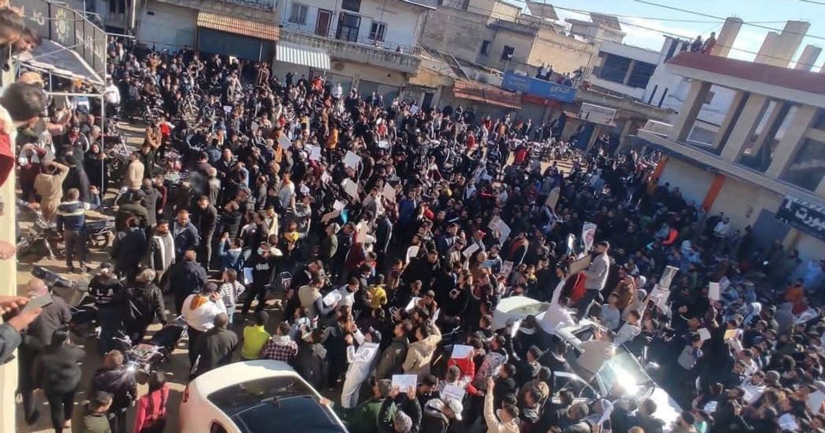 سلحب: مظاهرة حاشدة للعلويين في مدينة بريف محافظة حماة الغربي، والمتظاهرون يرددون "ما مننذل وما منهان"