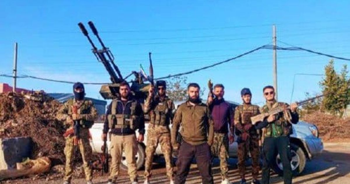 إحدى صفحات المجتمع المحلي في نشرت صورة لمجموعة من المسلحين الإرهابيين قي قرية البيضا قبل ارتكاب المجزرة وتدعو لهم بالنصر !!! بالنصر على من على الأبرياء؟