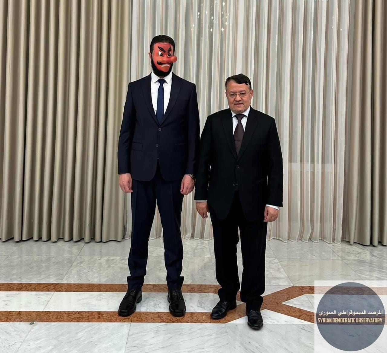 ربما الجولاني يريد من أحمد زيدان أن يقدم له الاستشارة في كيف يصبح مثل قدوته العليا أسامة بن لادن، بحكم المعرفة الشخصية بين الإخونجي أحمد زيدان و الإرهابي السلفي أسامة بن لادن.