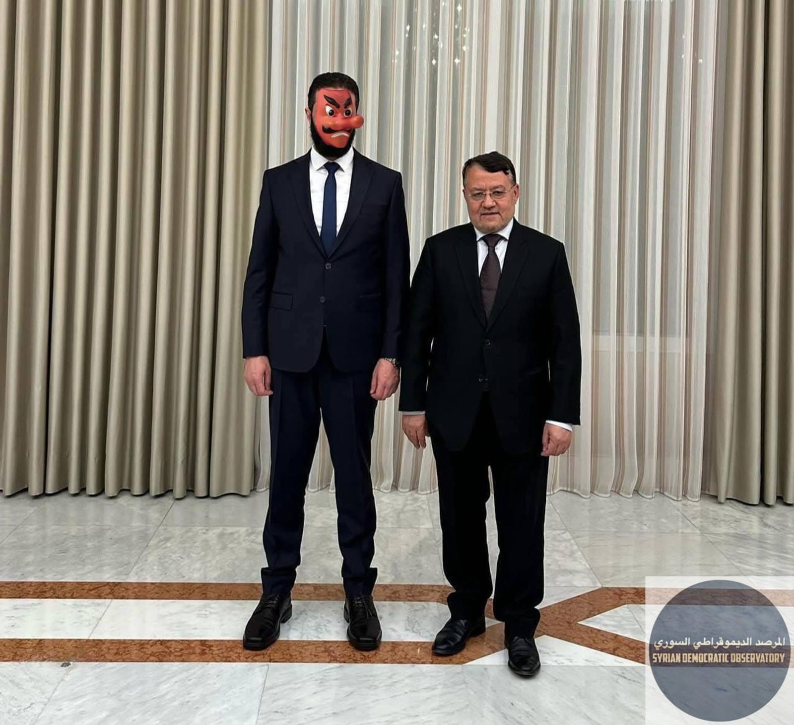 ربما الجولاني يريد من أحمد زيدان أن يقدم له الاستشارة في كيف يصبح مثل قدوته العليا أسامة بن لادن، بحكم المعرفة الشخصية بين الإخونجي أحمد زيدان و الإرهابي السلفي أسامة بن لادن.