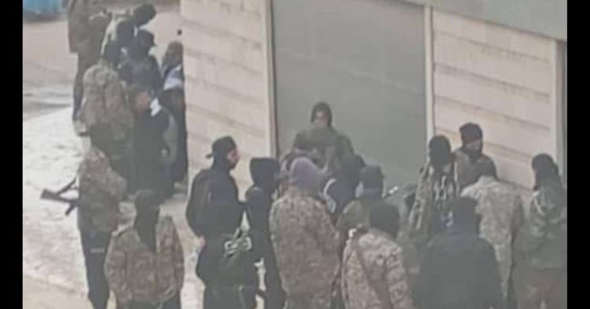 للأسف أنباء على أن المجزرة في قرية في ريف حمص كبيرة جداً وأنباء على أن عدد الضحايا بالعشرات قتلوا على يد ميلشيا ( ) بعد اقتحامهم للقرية في الأمس في إطار الحملة الطائفية التي أطلقها النظام الجهادي في د