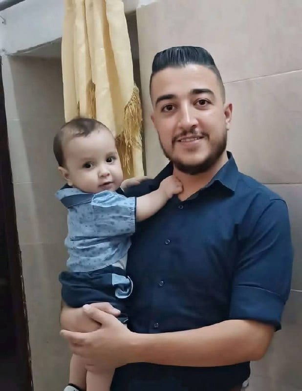 حمص: صورة الشهيد ازدشير الزروفي، وابنه الرضيع علي الزروفي، استشهدا مساء اليوم برصاص ميلشيات الأمن العام الإرهابية، وأصيبت زوجته بجروح خطيرة.