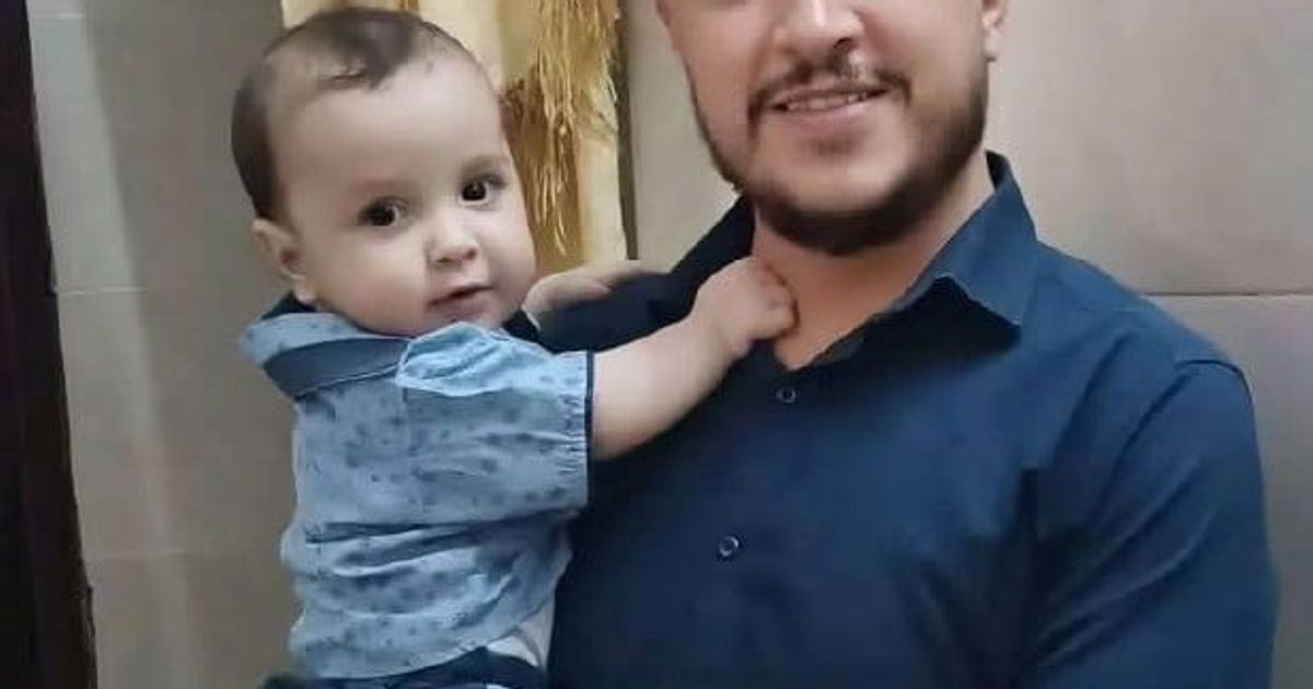 حمص: صورة الشهيد ازدشير الزروفي، وابنه الرضيع علي الزروفي، استشهدا مساء اليوم برصاص ميلشيات الأمن العام الإرهابية، وأصيبت زوجته بجروح خطيرة.
