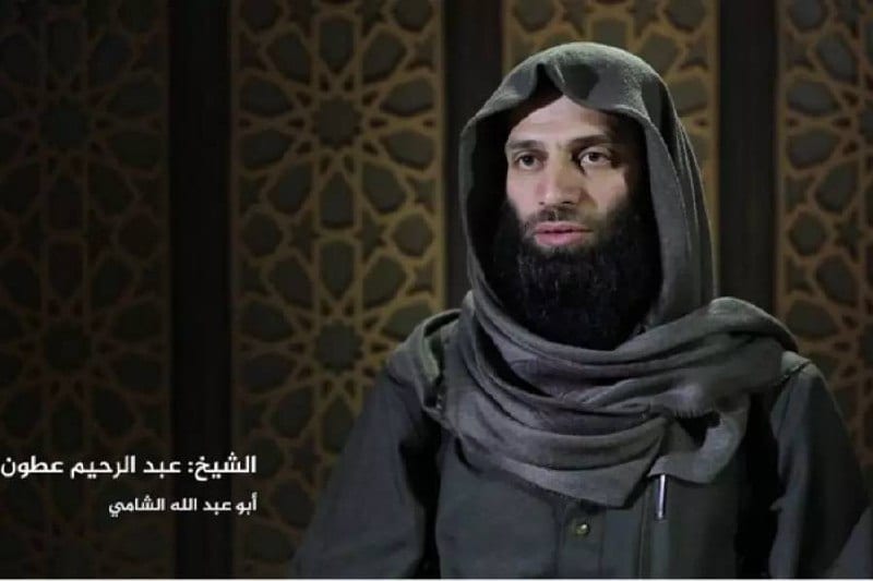 عبد الرجيم عطون، شرعي وعضو مجلس شورى تنظيم هيئة تحرير الشام الإرهابي، و سابقاً جبهة النصرة، ضمن اجتماع لقيادات النظام الإرهابي العسكرية، ويظهر جالساً على يمين مرهف أبو قصرة.