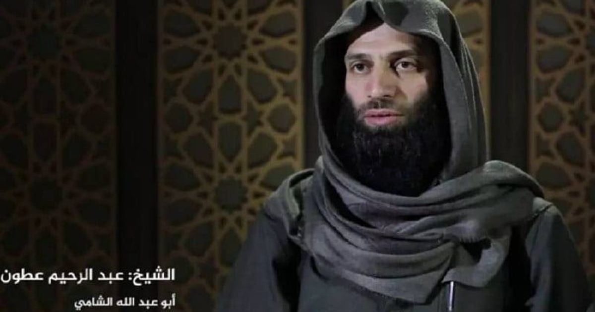 عبد الرجيم عطون، شرعي وعضو مجلس شورى تنظيم هيئة تحرير الشام الإرهابي، و سابقاً جبهة النصرة، ضمن اجتماع لقيادات النظام الإرهابي العسكرية، ويظهر جالساً على يمين مرهف أبو قصرة.