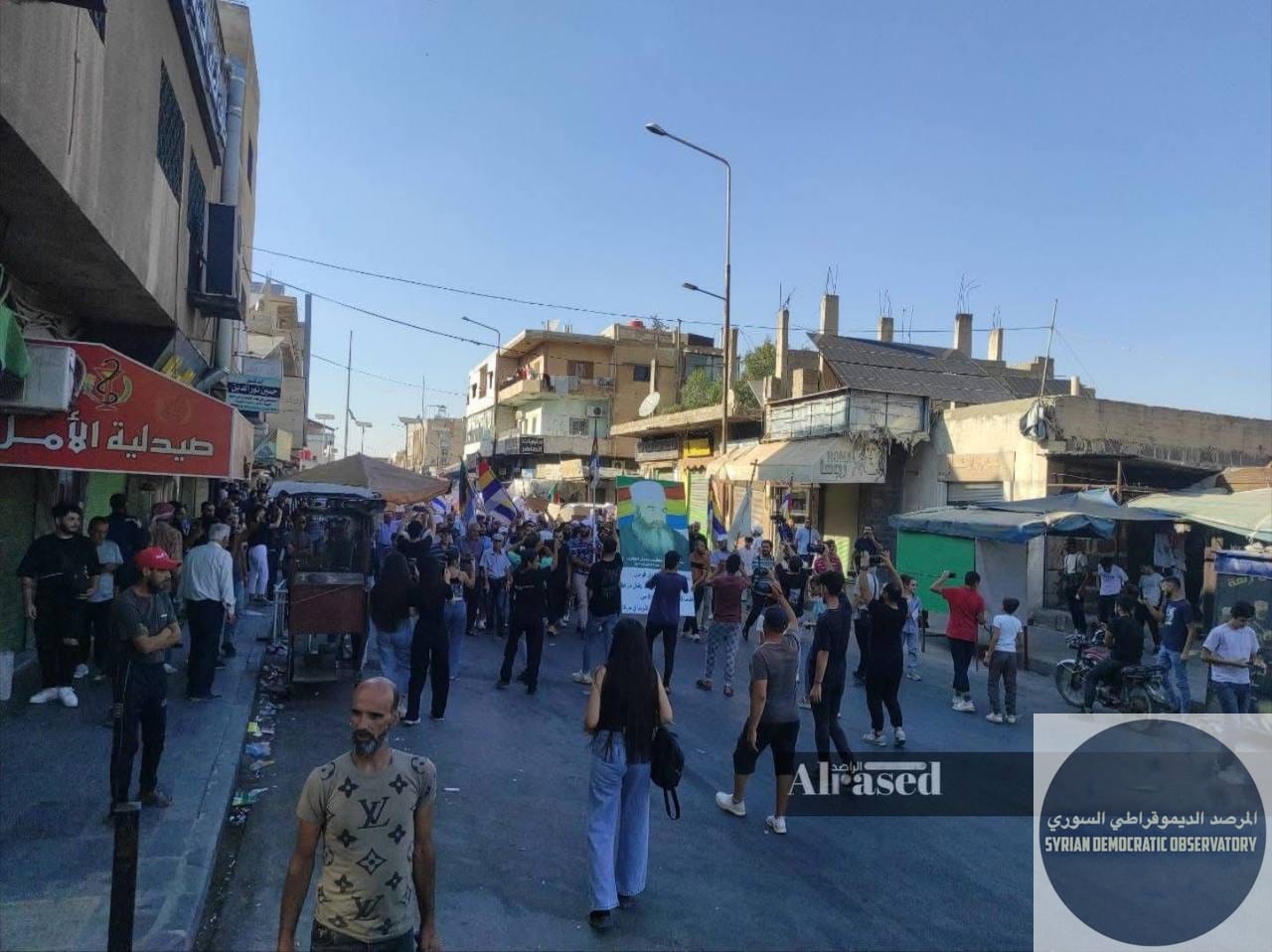 🇸🇾 السويداء: خرجت عدة مظاهرات اليوم في مدينة السويداء وبلدات شهبا والكفر، تطالب برفع الحصار عن محافظة السويداء وفتح معابر إنسانية بشكل عاجل.