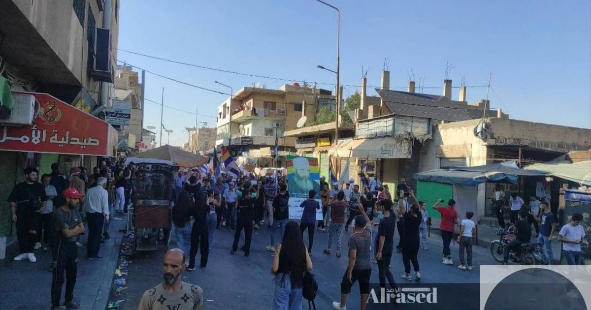 🇸🇾 السويداء: خرجت عدة مظاهرات اليوم في مدينة السويداء وبلدات شهبا والكفر، تطالب برفع الحصار عن محافظة السويداء وفتح معابر إنسانية بشكل عاجل.
