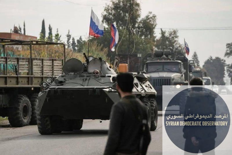 🇷🇺 تحرك رتل عسكري روسي محمل بالدبابات من القاعدة الروسية في مطار حميميم بمدينة جبلة مروراً باتستراد جبلة نحو جهة غير محددة حتى الآن، ويرافقه تحليق طيران حربي روسي لتأمين الحماية.