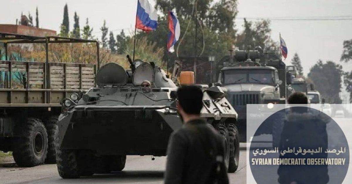 🇷🇺 تحرك رتل عسكري روسي محمل بالدبابات من القاعدة الروسية في مطار حميميم بمدينة جبلة مروراً باتستراد جبلة نحو جهة غير محددة حتى الآن، ويرافقه تحليق طيران حربي روسي لتأمين الحماية.
