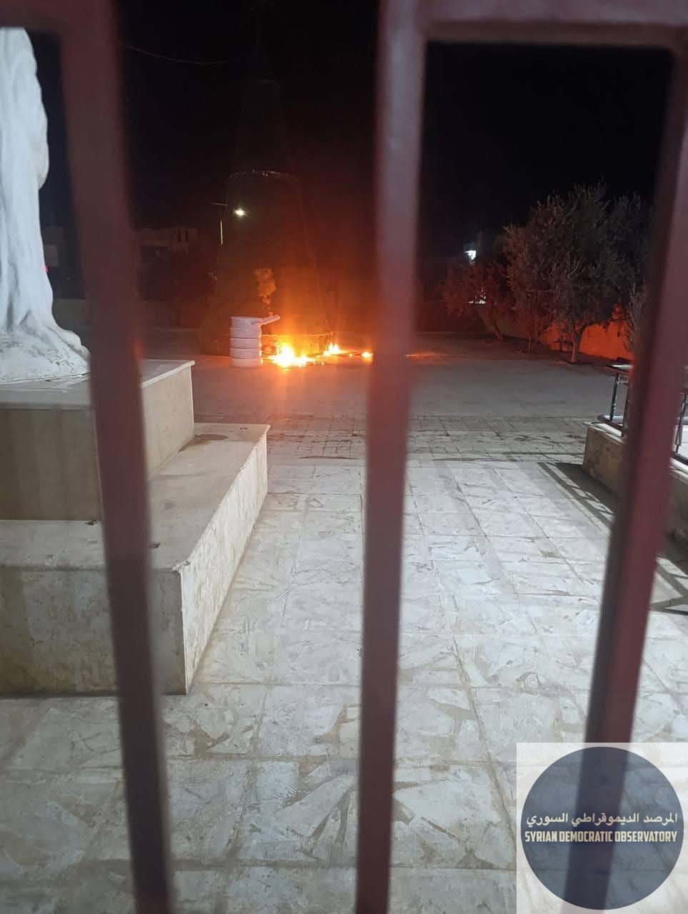 محاولة إحراق شجرة الميلاد في بلدة القصير بريف حمص
