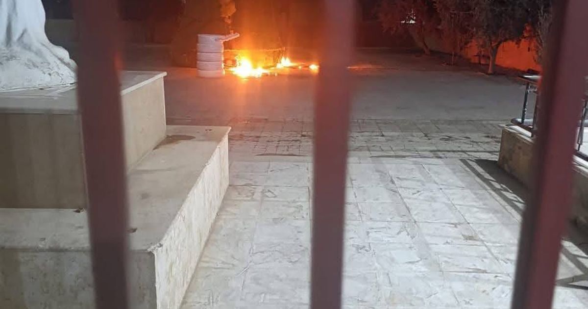 محاولة إحراق شجرة الميلاد في بلدة القصير بريف حمص
