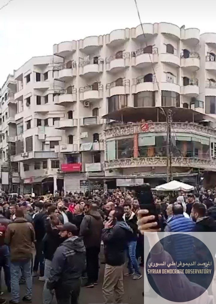 آلاف المتظاهرين يتوافدون إلى ساحة دوار العماره احتجاجا على القتل الطائفي والاعتقال التعسفي مطالبين بالمعتقلين في السجون