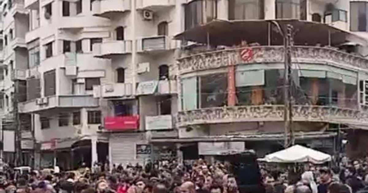آلاف المتظاهرين يتوافدون إلى ساحة دوار العماره احتجاجا على القتل الطائفي والاعتقال التعسفي مطالبين بالمعتقلين في السجون
