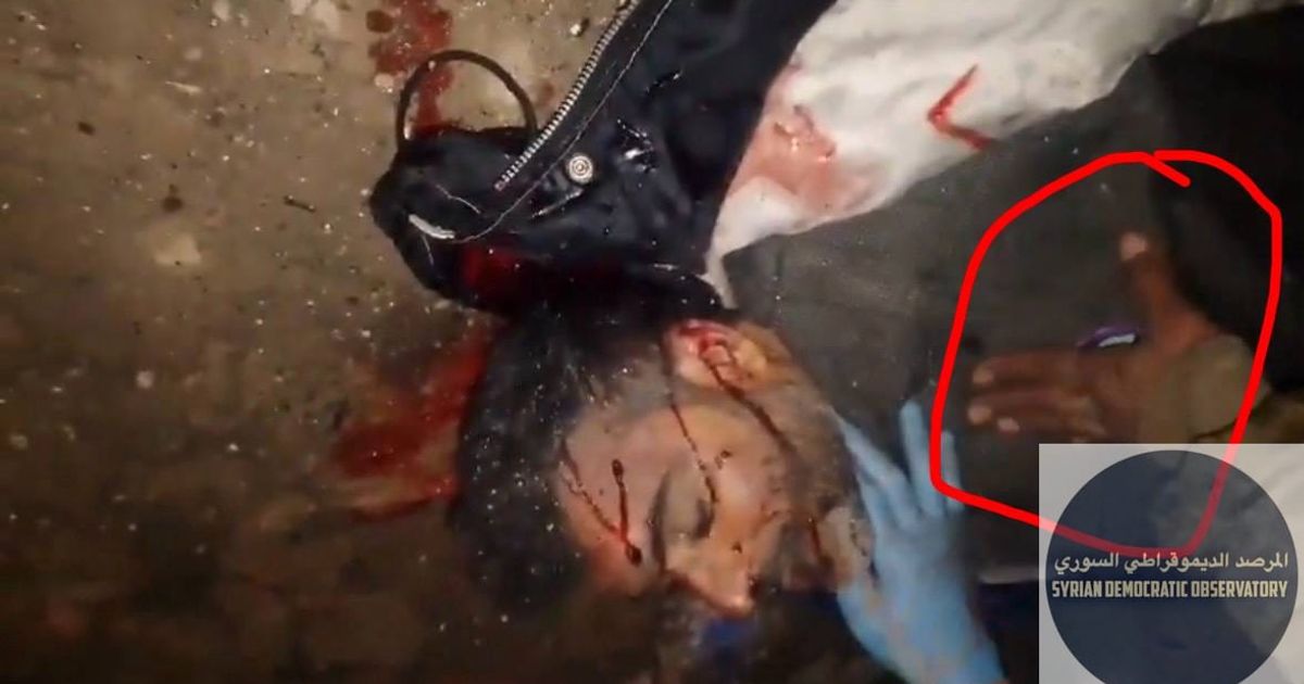 يبدو أن للشاب عزوز والذي تعرض للتعذيب يوم أمس قصة أكبر، فهم كانوا يقولون له"انت تنشر عالفيس" ،"على شو تهدد الشباب"،"تهدد مننا حدا على الفيسبوك" .