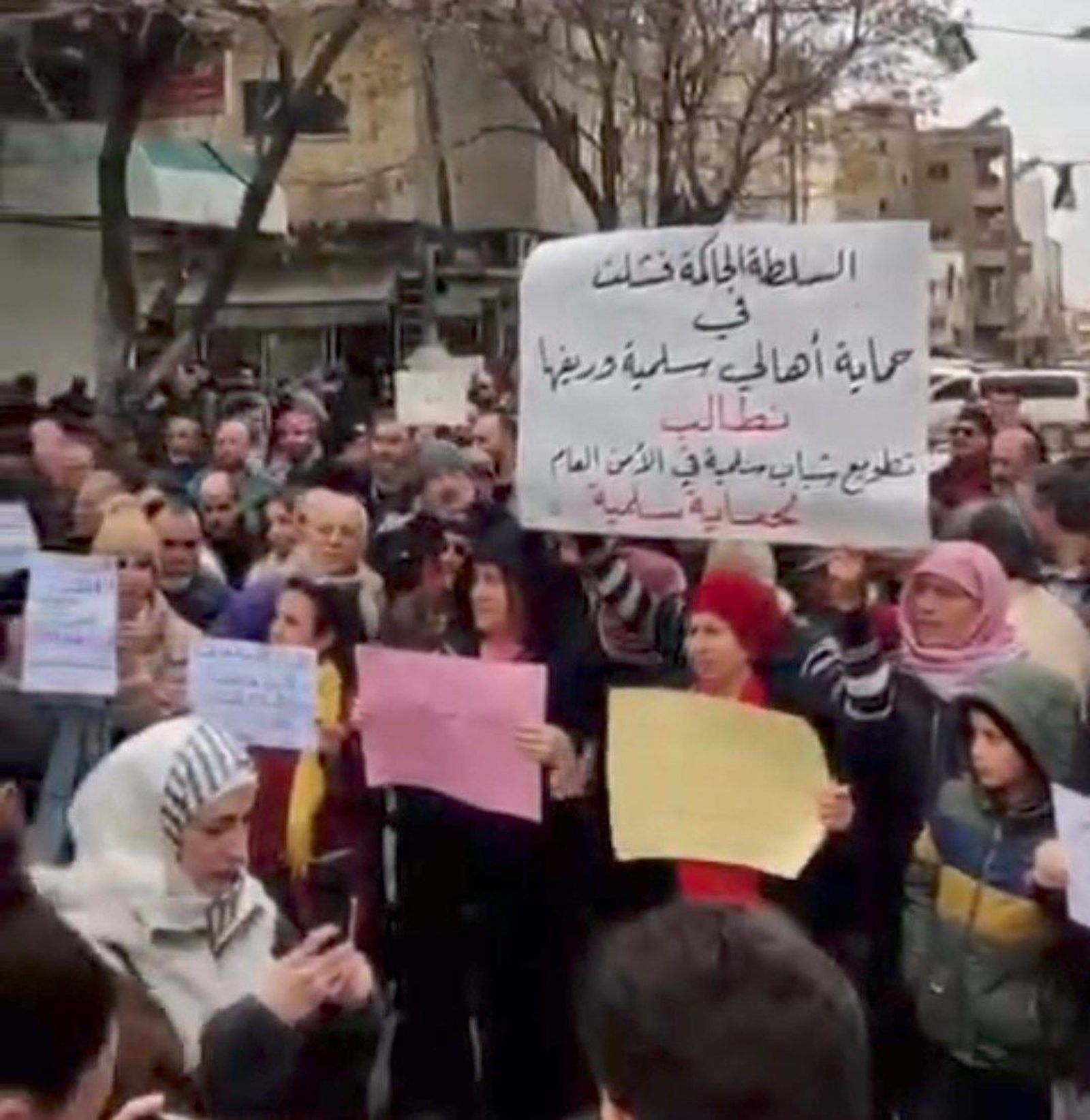 مدينة سلمية: خرجت مظاهرة في مدينة سلمية بريف محافظة صباح اليوم 13 شباط/فبراير، إحتجاجاً على جرائم القتل والسلاح المنفلت وغياب الأمان في مدينة السلمية.