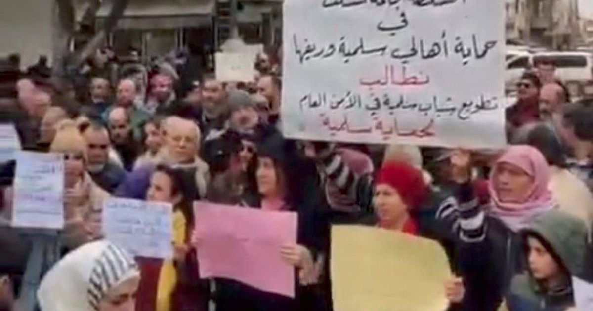 مدينة سلمية: خرجت مظاهرة في مدينة سلمية بريف محافظة صباح اليوم 13 شباط/فبراير، إحتجاجاً على جرائم القتل والسلاح المنفلت وغياب الأمان في مدينة السلمية.