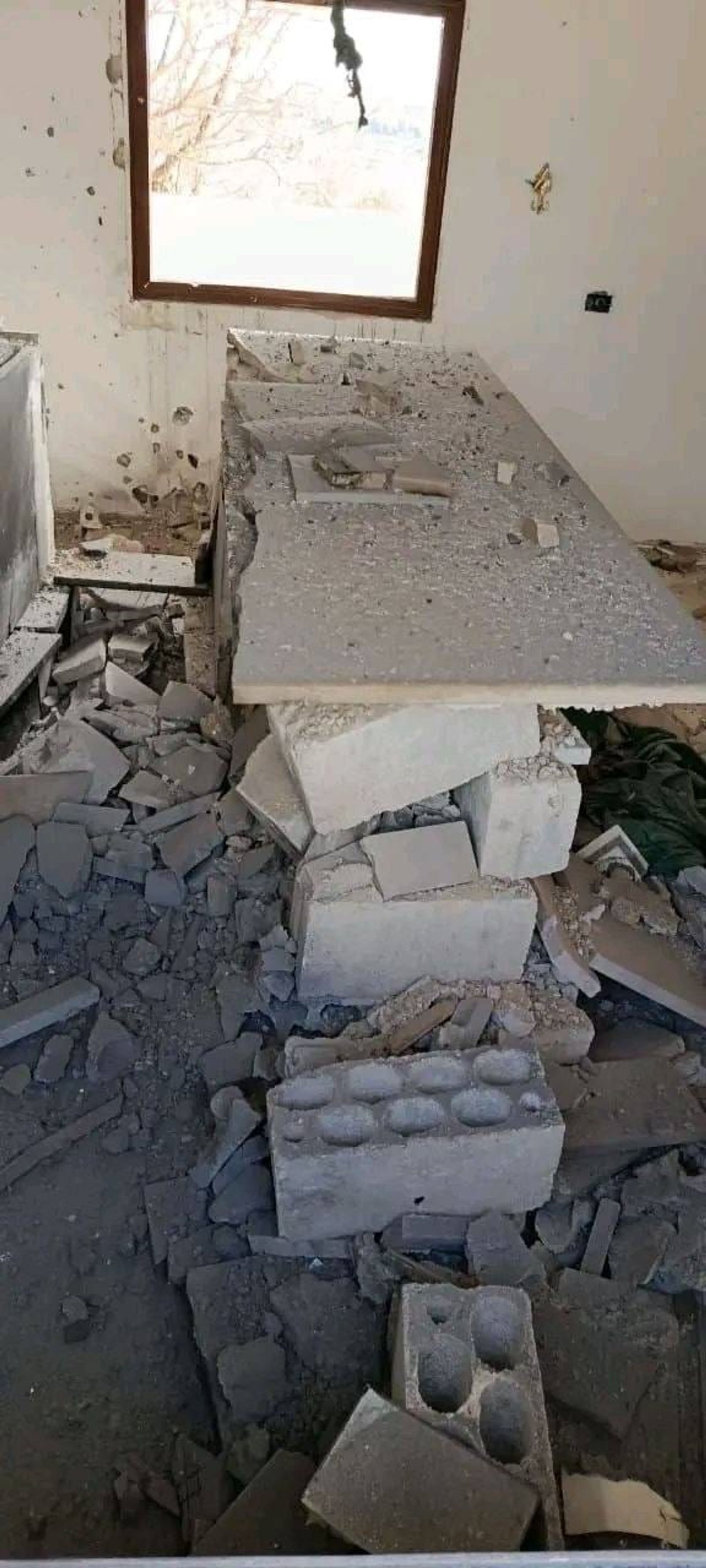 مصياف | ريف حماة: خربت مجموعة متطرفة إرهابية مقام ديني للطائفة العلوية يسمى "الشيخ محمد المغربي" في قرية أصيلة بمصياف في سهل الغاب بريف محافظة حماة.