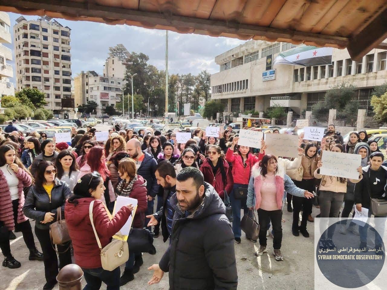 قرارات فصل من العمل استهدفت آلاف الموظفين، وبشكل أساسي من أبناء الطائفة العلوية، خلال عام على وصول الجولاني إلى الحكم