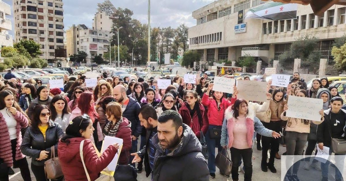 قرارات فصل من العمل استهدفت آلاف الموظفين، وبشكل أساسي من أبناء الطائفة العلوية، خلال عام على وصول الجولاني إلى الحكم