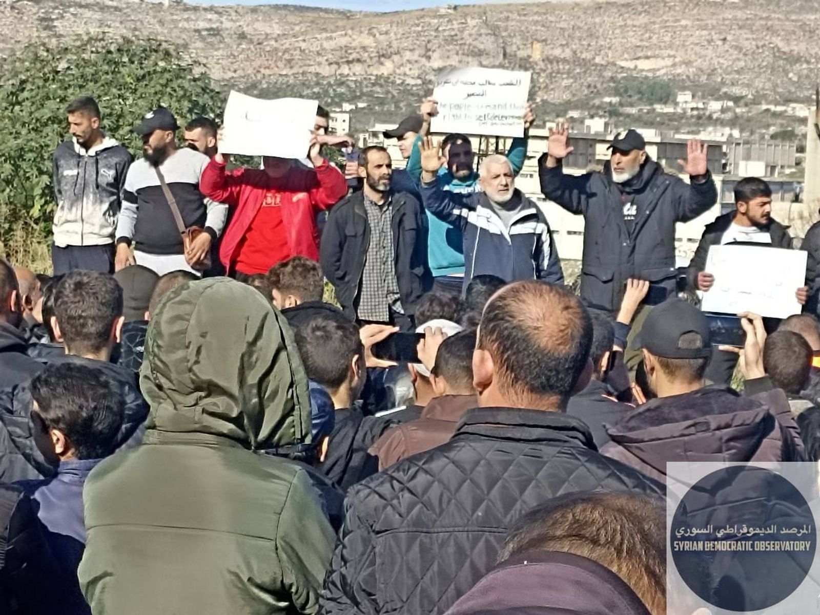 القرداحة | محافظة :مشاهد من اعتصام الأهالي في القرداحة - الآن