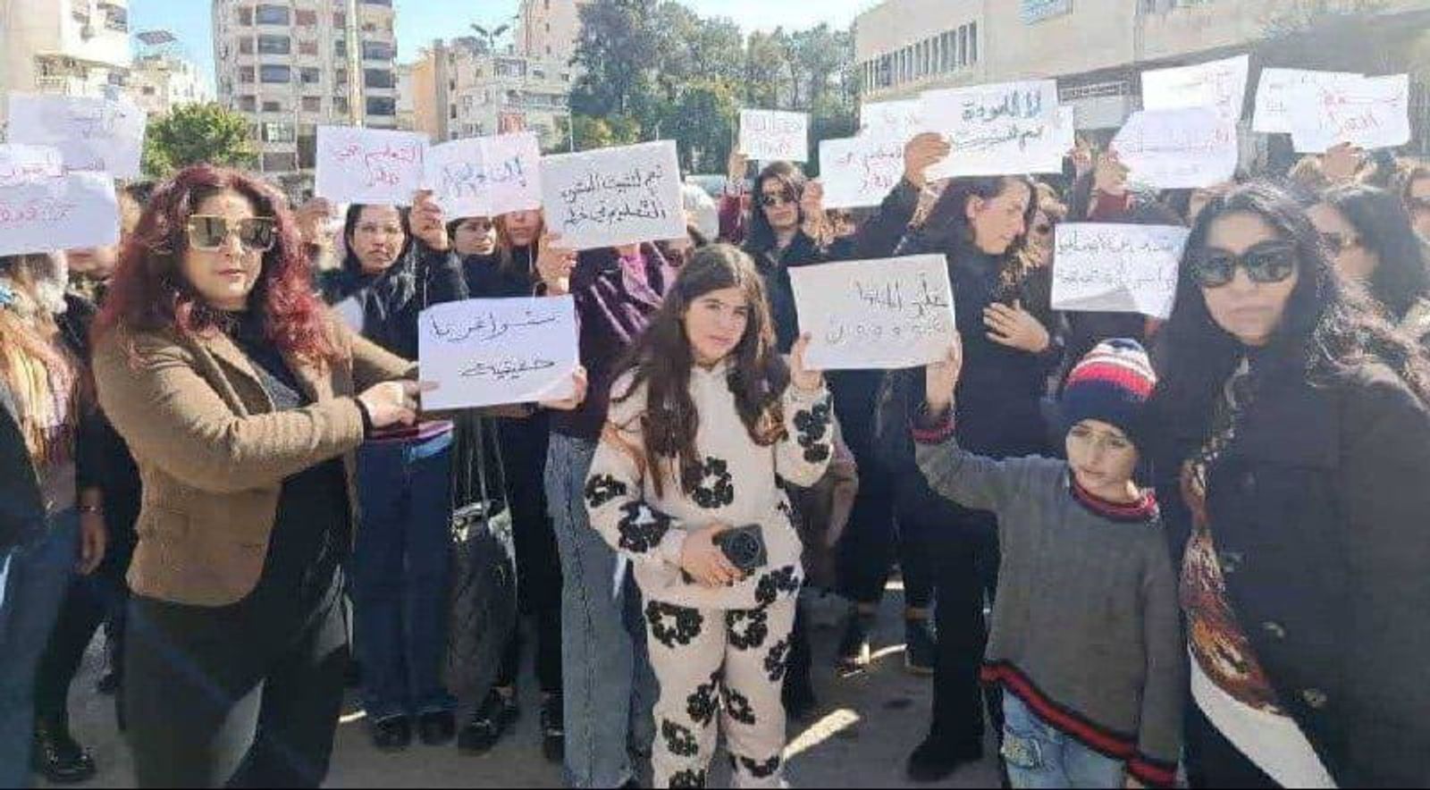 يواصل معلمو اللاذقية اعتصامهم لليوم الخامس على التوالي أمام مديرية التربية، احتجاجاً على قرارات الفصل والنقل التعسفي تحت تهديد إلغاء عقودهم